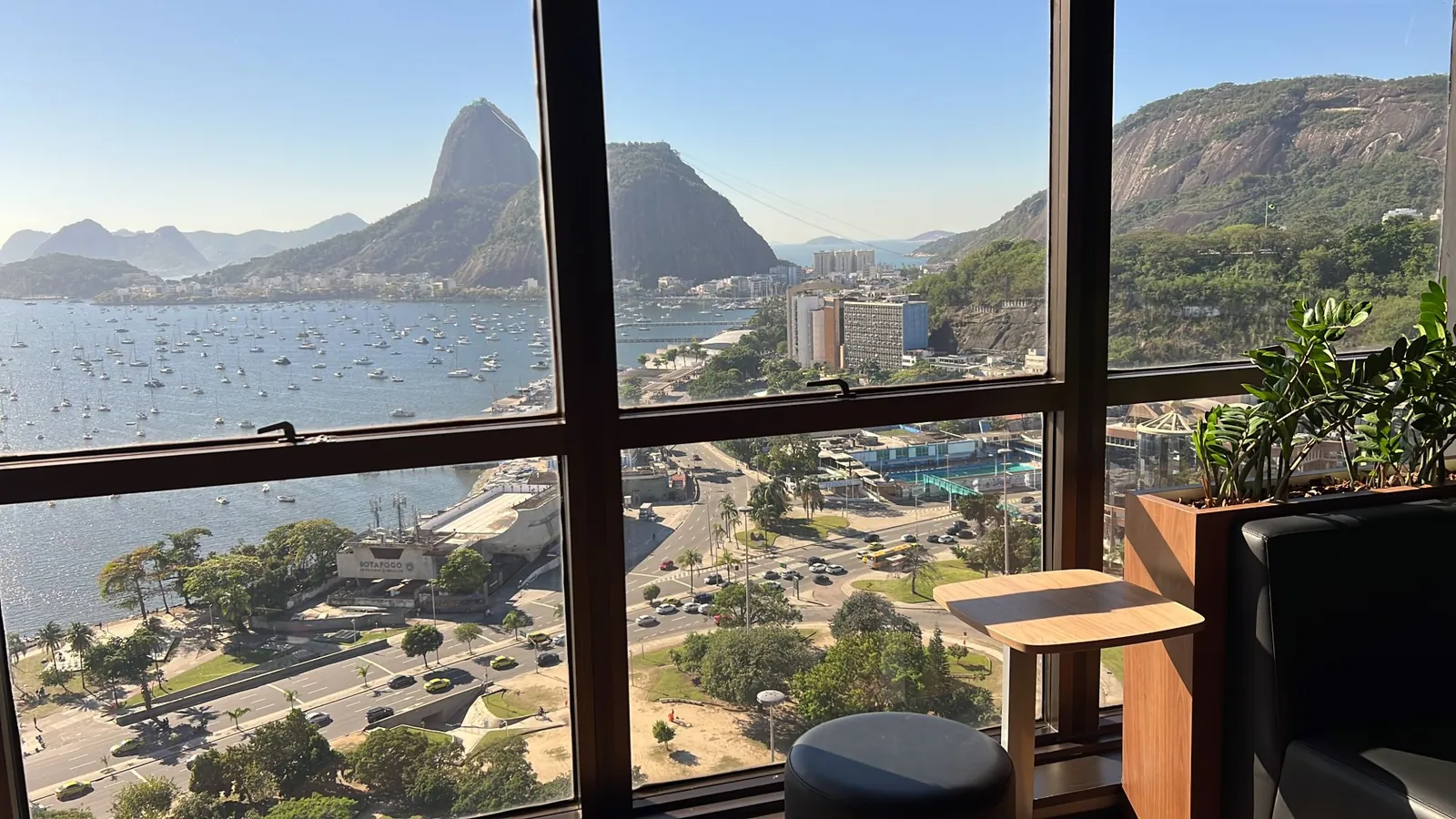 Vista da sede da Custódio, na Praia de Botafogo, com o Pão de Açúcar ao fundo